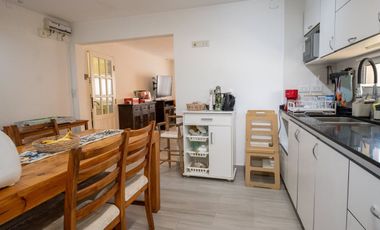 CASA DE 3 DORM. QUINCHO Y COCHERA EN VENTA