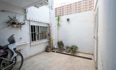 CASA DE 3 DORM. QUINCHO Y COCHERA EN VENTA