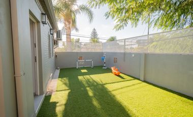 CASA DE 3 DORM. QUINCHO Y COCHERA EN VENTA