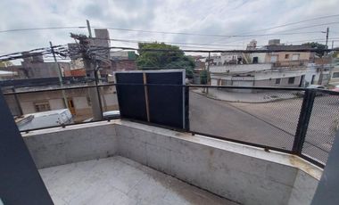 Departamento 1 y 1/2 amb al frente por escalera