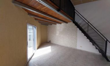 Departamento 1 y 1/2 amb al frente por escalera