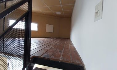 Departamento 1 y 1/2 amb al frente por escalera