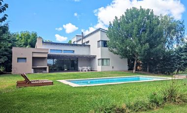Chacras de la Reserva - Casa en venta de 4 dormitorios sobre lote de 2.000 m2