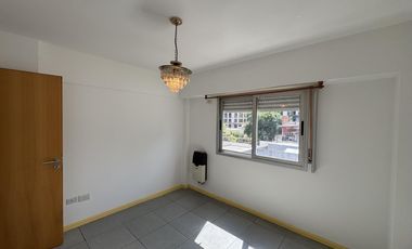 Luminoso departamento con balcón al contrafrente en Morón