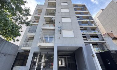 Luminoso departamento con balcón al contrafrente en Morón