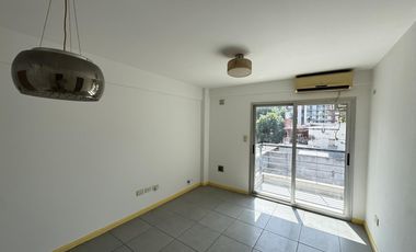 Luminoso departamento con balcón al contrafrente en Morón