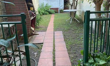Casa en  Lomas de Zamora, duplex,  2 dormitorios, fondo libre