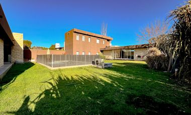 Casa 5 ambientes con piscina y Quincho en Acantilados