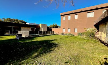 Casa 5 ambientes con piscina y Quincho en Acantilados