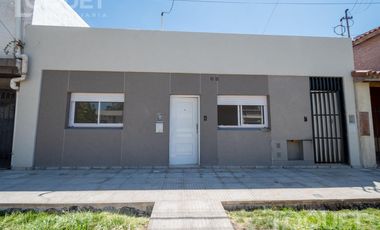 Casa al frente de 2 dormitorios