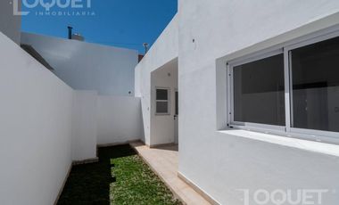Casa al frente de 2 dormitorios
