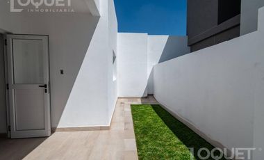 Casa al frente de 2 dormitorios