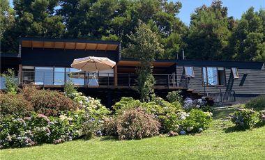 Casa de lujo con acceso playa del lago Calafquén.
