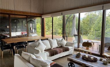 Casa de lujo con acceso playa del lago Calafquén.