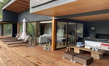 Casa de lujo con acceso playa del lago Calafquén.