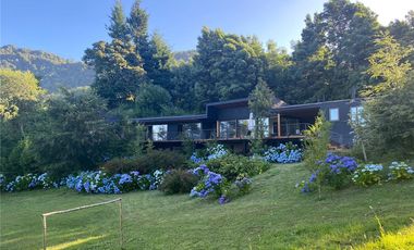 Casa de lujo con acceso playa del lago Calafquén.