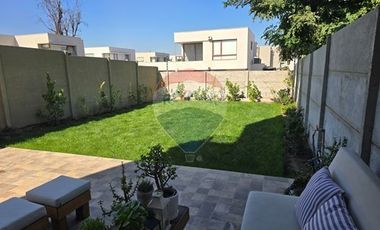 Arriendo Townhouse Chicureo Norte