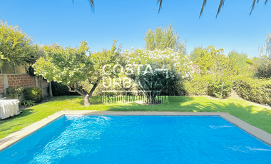 Amplia Casa con Piscina Temperada y Casa de Huéspedes.