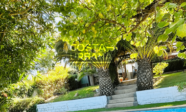 Amplia Casa con Piscina Temperada y Casa de Huéspedes.