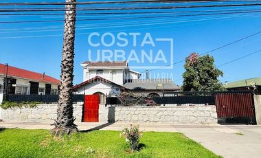 Amplia Casa con Piscina Temperada y Casa de Huéspedes.