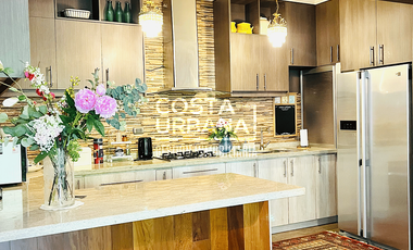 Amplia Casa con Piscina Temperada y Casa de Huéspedes.