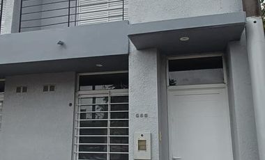 Departamento duplex independiente en alquiler de 2 dormitorios