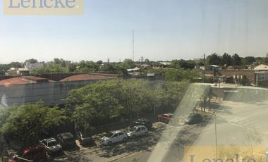 Lencke Vende - Excelente oficina c/4 cocheras, se recibe bien en parte de pago