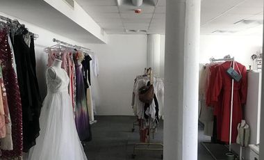 Lencke Vende - Excelente oficina c/4 cocheras, se recibe bien en parte de pago