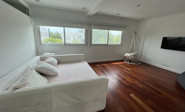 Casa AMOBLADA  a la laguna,  con 4 dormitorios en LOS SAUCES - NORDELTA