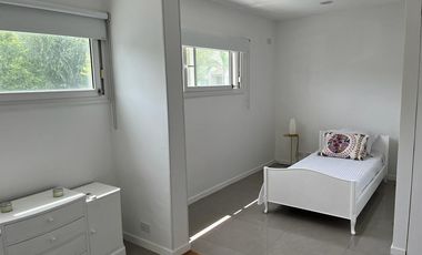 Casa AMOBLADA  a la laguna,  con 4 dormitorios en LOS SAUCES - NORDELTA