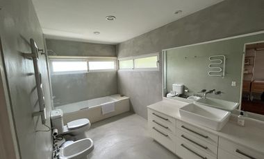 Casa AMOBLADA  a la laguna,  con 4 dormitorios en LOS SAUCES - NORDELTA