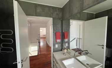 Casa AMOBLADA  a la laguna,  con 4 dormitorios en LOS SAUCES - NORDELTA