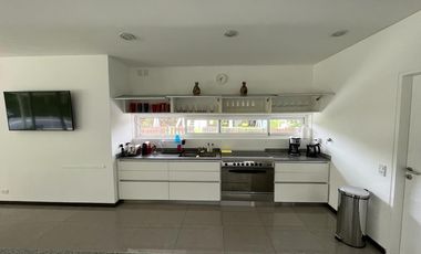 Casa AMOBLADA  a la laguna,  con 4 dormitorios en LOS SAUCES - NORDELTA