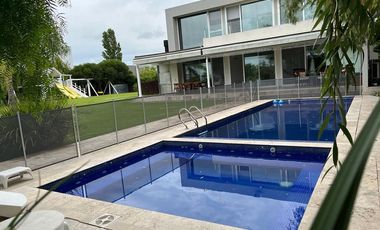Casa AMOBLADA  a la laguna,  con 4 dormitorios en LOS SAUCES - NORDELTA