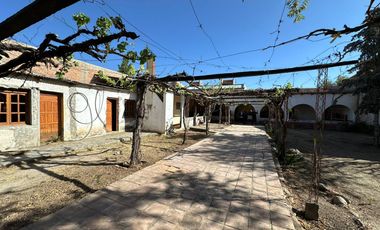 Terreno en venta en Cafayate 25 x 92 con 300m2 de construcción colonial
