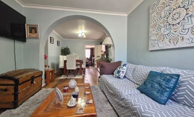 Grace Kelm Vende, Casa 177 m2/ 477m2 terr/5 d/ 2bañ/ piscina y quinch en Quinta Normal