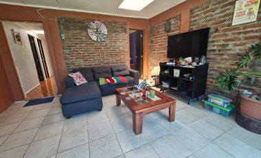 Grace Kelm Vende, Casa 177 m2/ 477m2 terr/5 d/ 2bañ/ piscina y quinch en Quinta Normal