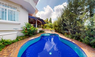 SE VENDE IMPRESIONANTE CASA DE 1.167M2 CON PISCINA EN DOS MARES AQ