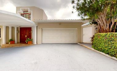 SE VENDE IMPRESIONANTE CASA DE 1.167M2 CON PISCINA EN DOS MARES AQ