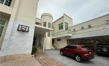 SE VENDE CASA SAN FRANCISCO DE 2 NIVELES CON 10 HABITACIONES Y PISCINA