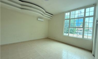 SE VENDE CASA SAN FRANCISCO DE 2 NIVELES CON 10 HABITACIONES Y PISCINA