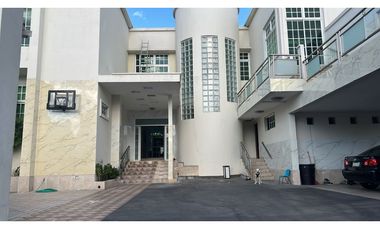 SE VENDE CASA SAN FRANCISCO DE 2 NIVELES CON 10 HABITACIONES Y PISCINA