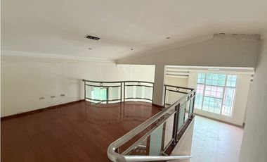 SE VENDE CASA SAN FRANCISCO DE 2 NIVELES CON 10 HABITACIONES Y PISCINA