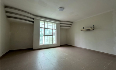 SE VENDE CASA SAN FRANCISCO DE 2 NIVELES CON 10 HABITACIONES Y PISCINA