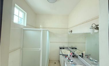 SE VENDE CASA SAN FRANCISCO DE 2 NIVELES CON 10 HABITACIONES Y PISCINA