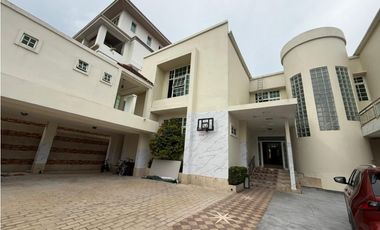 SE VENDE CASA SAN FRANCISCO DE 2 NIVELES CON 10 HABITACIONES Y PISCINA