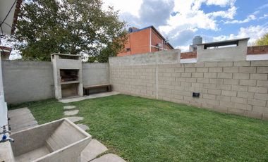 ALQUILER ANUAL, CASA 2 DORMITORIOS, COCHERA, PATIO. B MIGUEL MUÑOZ