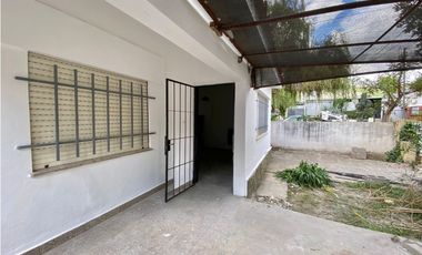 ALQUILER ANUAL, CASA 2 DORMITORIOS, COCHERA, PATIO. B MIGUEL MUÑOZ