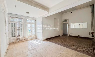 Jujuy y Ayacucho Lote + Vivienda en esquina