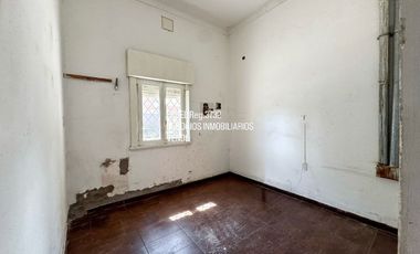 Jujuy y Ayacucho Lote + Vivienda en esquina